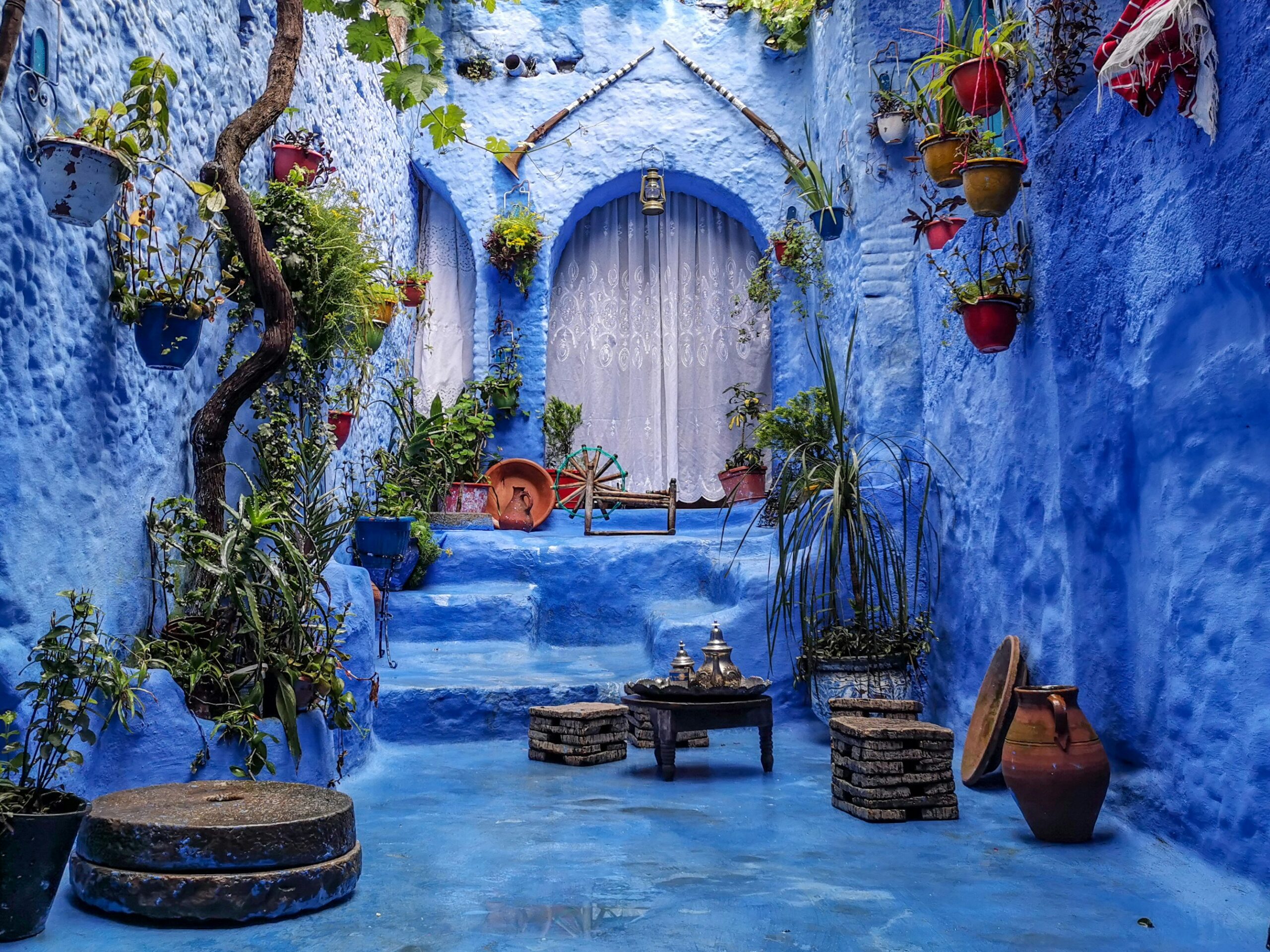 Chefchaouen città blu del Marocco tra montagne del Rif e case dipinte di azzurro